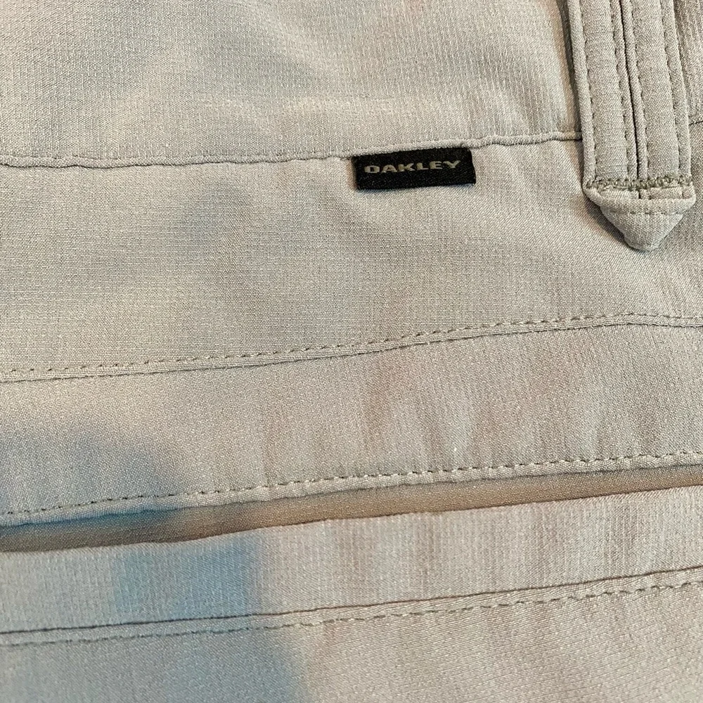 Oakley‎ Men's Light Gray Performance Flat-Front Shorts